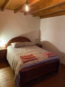 una camera da letto con un letto e due asciugamani di Casa da Cantarinha a Fundão