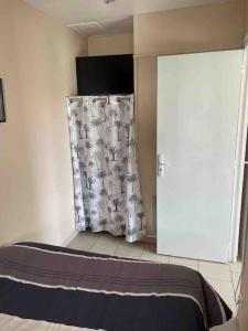 una stanza con una porta e una tenda in una stanza di Maison avec terrasse et jardin à 600m de la plage a Berck-sur-Mer