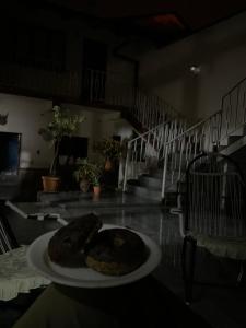 talerz jedzenia na stole w pokoju w obiekcie White House - Casa de interacción. w mieście Sucre