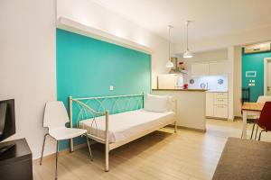 ein Krankenzimmer mit Bett und Küche in der Unterkunft Summer House in Nikiti