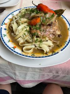 miskę zupy z makaronem i mięsem w obiekcie White House - Casa de interacción. w mieście Sucre