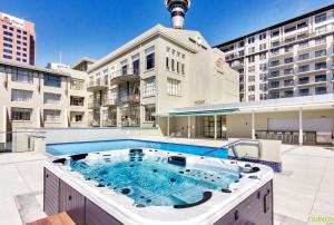 Kolam renang di atau dekat dengan QV Stays Downtown Style and Charm