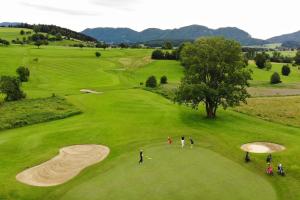un grupo de personas jugando al golf en un campo de golf en Landhaus Schusterfranz 