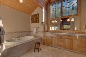 Koupelna v ubytování Sundance Lodge -Mountain Home w Views of Palisades - Ski Shuttle, Pets okay! + 27 fotografií