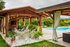 einem Holzpavillon mit einem Pool im Hof in der Unterkunft Green Oasis Gabella Monolocale in Castelforte