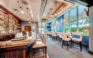 um restaurante com um bar com cadeiras e mesas em Entire Strip View Suite em Las Vegas