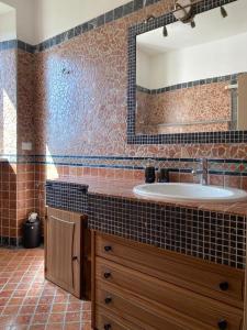 La salle de bains est pourvue d'un lavabo et d'un miroir. dans l'établissement Tenuta Frasassi, à Collegiglioni