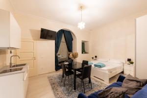 a living room with a table and a bed at Raphael Temporary Home in Urbino in Urbino
