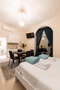 1 dormitorio con 2 camas y comedor en Raphael Temporary Home in Urbino en Urbino