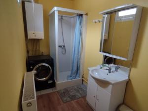 Bilik mandi di ++++ CENTRAL charmant 70m2 avec balcon, mer à 200 m et rue piétonne à 300 m ++++ +29 gambar