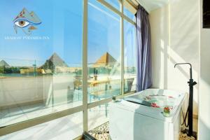 Uma varanda ou terraço em Shadow Pyramids Suites and Jacuzzi