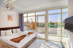 Uma cama ou camas num quarto em Shadow Pyramids Suites and Jacuzzi