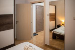 uma vista para um quarto com uma cama e um espelho em La Mirage em Šabac