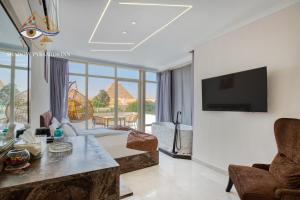 Uma televisão e/ou sistema de entretenimento em Shadow Pyramids Suites and Jacuzzi