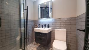 Ένα μπάνιο στο Modern 2-Bed Townhouse - Free Private Parking +6 φωτογραφίες