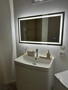 bagno bianco con lavandino e specchio di Rhône Studio (Drôme/Ardèche) a Viviers