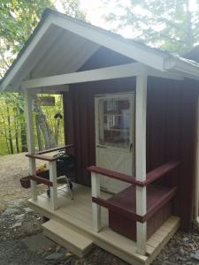 a small cabin with a porch and a table at Tory Hill in Hillsdale
