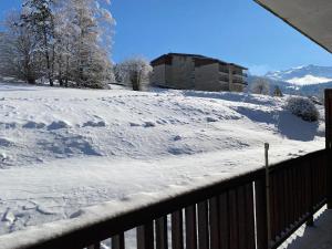 ein schneebedeckter Hof mit einem Zaun und einem Gebäude in der Unterkunft Le Veymont Élégance Montagnarde in Villard-de-Lans + 3 Fotos