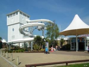 een speeltuin met een glijbaan voor een gebouw bij Lazy Bear, 25 Arne View in Poole