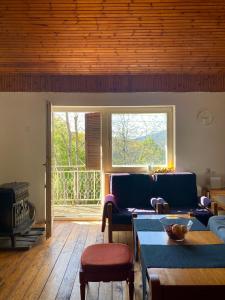 ein Wohnzimmer mit einem Sofa und einem Tisch in der Unterkunft Leunovo Adventure Villa in Leunovo