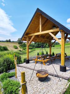 un parco giochi con un'altalena in un padiglione di legno di Leśna Przystań - Domki całoroczne a Grywałd Altre 37 foto