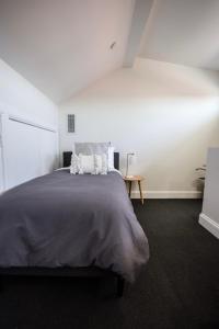 una camera da letto con un letto grande con due cuscini di The Cottage on Market a Mudgee Altre 20 foto