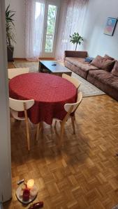 a living room with a table and a couch at Cocooning House in Cugy