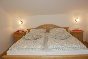 een bed met twee kussens erop bij Ferienwohnungen Hollerberg Wohnung 2 in Regen