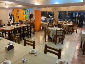 une salle à manger avec des tables et des chaises dans un restaurant dans l'établissement Solamar Inn Mazatlan, à Mazatlán