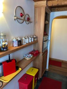 une cuisine avec des étagères en bois et un comptoir avec de la nourriture dans l'établissement Chesa Cotschna, à Celerina