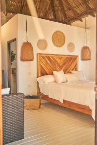 ein Schlafzimmer mit einem Bett und zwei Hängelampen in der Unterkunft Mangata Beach in Cartagena de Indias