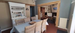 a dining room with a table and wicker chairs at Balise en Baie in Saint-Valéry-sur-Somme