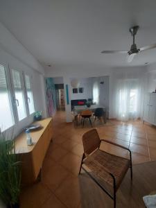 een woonkamer met een bank, een stoel en een tafel bij Yara Sobre Los Tejados de San Basilio in Córdoba