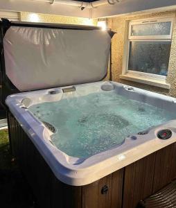 a jacuzzi bath tub in aruck sidx sidx sidx at 101 Scotia Rooms 