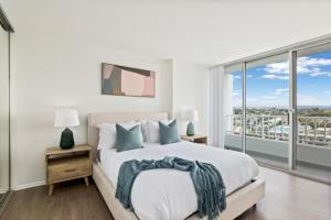 Ein Bett oder Betten in einem Zimmer der Unterkunft Stunning Top floor 2BD 2BA Ocean View Santa Monica