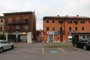 ein Parkplatz mit Autos vor den Gebäuden in der Unterkunft Casa Smeraldo in San Giovanni Lupatoto