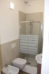 ein Bad mit einer Dusche, einem WC und einem Waschbecken in der Unterkunft Casa Smeraldo in San Giovanni Lupatoto
