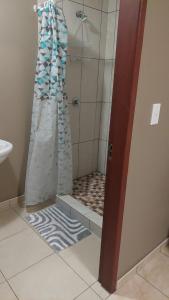 łazienka z prysznicem z zasłoną w obiekcie Mossie Inn Accommodation w mieście Swakopmund