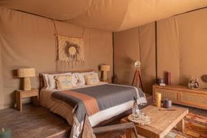 um quarto com uma cama numa tenda em Nomade Holbox em Ilha Holbox