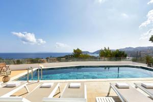 Bazén v ubytovaní Villa Elena Agia Pelagia - with private heated swimming pool and great sea view alebo v jeho blízkosti