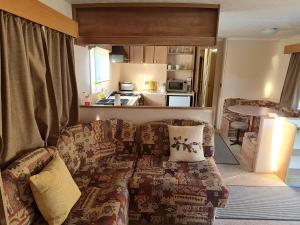 un salon avec un canapé et une cuisine dans l'établissement BLUE BIRD HOLIDAY HOME, à Durham