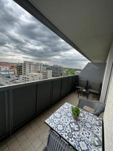 een balkon met een tafel en uitzicht op de stad bij Central Apartment in Timişoara