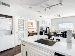 eine Küche mit Spüle und ein Wohnzimmer in der Unterkunft 4 Bedroom Townhouse in a Gated Resort! in Kissimmee