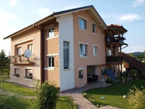 ein großes Haus mit einem Innenhof davor in der Unterkunft Kaj-Lux in Tuheljske Toplice