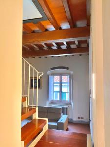 een woonkamer met een bank en een raam bij Berenice Housing in Prato