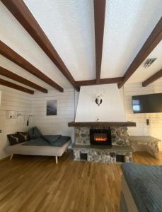 sala de estar con chimenea y sofá en Ferienwohnung Jägerheim en Bürserberg