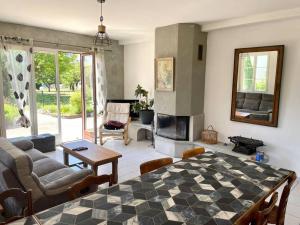 uma sala de estar com um sofá e uma lareira em La Casa Del Papa - Maison spacieuse avec jardin em Dole