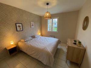 Un dormitorio con una cama grande y una ventana en Le chant des étoiles, en La Croix-en-Touraine