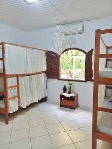 リオブランコにあるAquiri Hostelの二段ベッド2台と窓が備わる客室です。