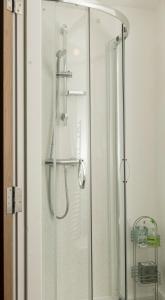 La salle de bains est pourvue d'une douche avec une porte en verre. dans l'établissement studio flat in prime location, à Preston